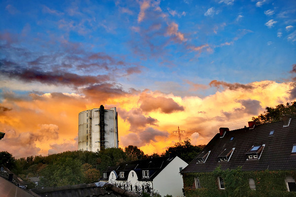 Abendstimmung mit Gasometer im Hintergrund