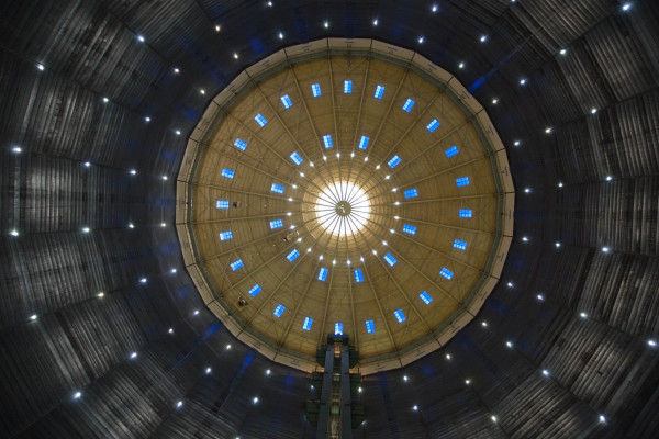 Blick an die Innendecke des Gasometers