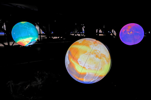 Ein erster Test der Leuchtmittel lässt die drei Globen strahlen