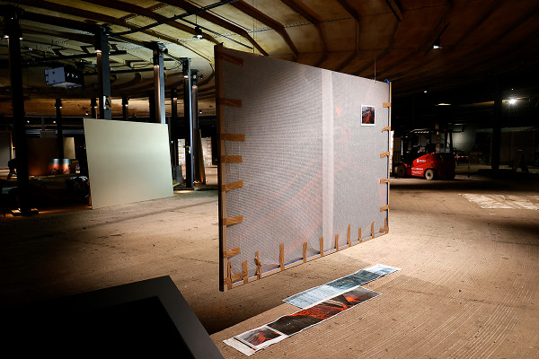 Ein erstes Exponat hängt bereits von der Decke.