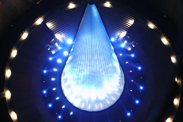 Blick aus der Vogelperspektive auf die Wasserskulptur