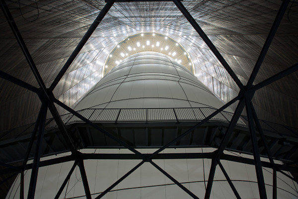 Blick gegen die Gasometer-Decke entlang des Big Air Package