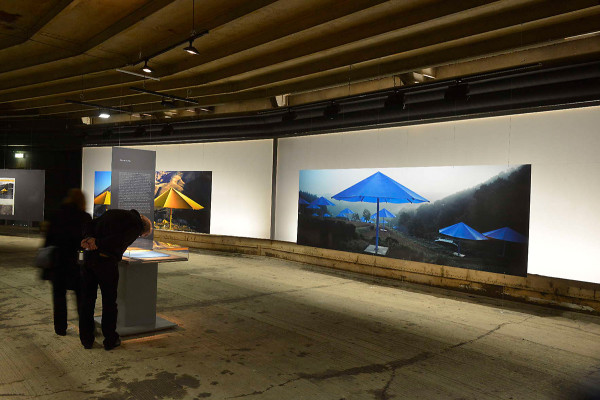 Großformatige Fotos zeigen Christos bisherige Projekte