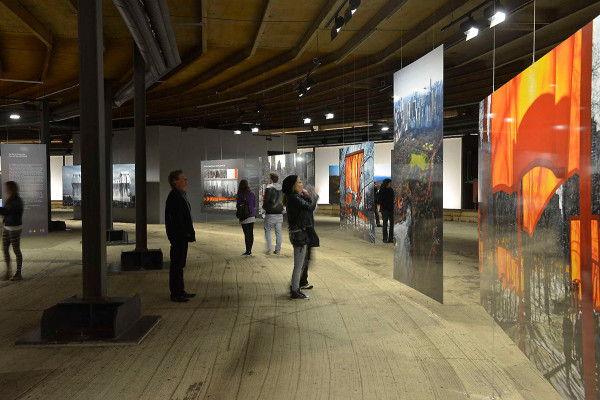 Großformatige Fotos zeigen Christos bisherige Projekte