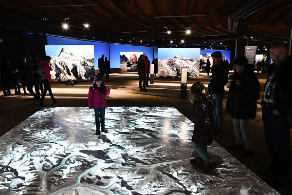 Ein Kind steht auf der Bodenprojektion des Himalaya in der unteren Ausstellungsebene des Gasometers