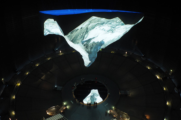 Das Matterhorn schwebt von der Gasometer-Decke.