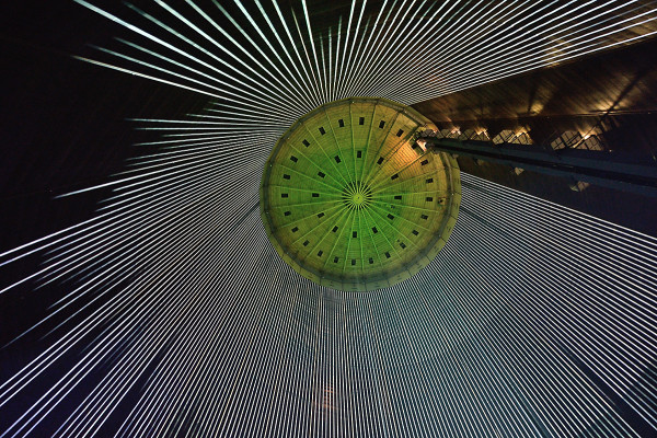 Lichtmalerei im Inneren des Gasometers Obernhausen