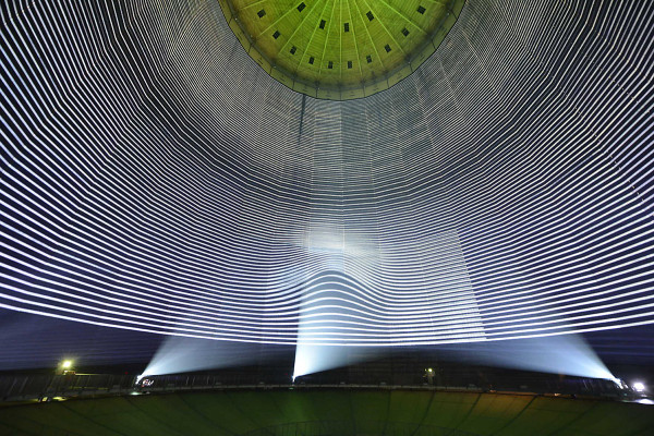 Lichtmalerei im Inneren des Gasometers Obernhausen