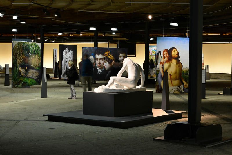 Exponate in der unteren Ausstellungsebene des Gasometers unter der Gasdruckscheibe