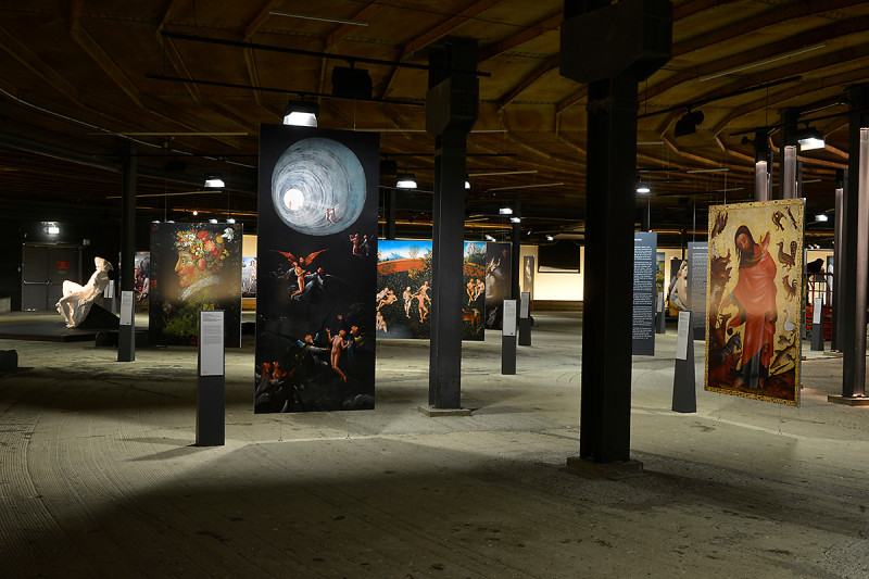 Exponate in der unteren Ausstellungsebene des Gasometers Oberhausen
