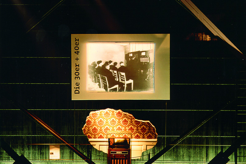 Ein Radio der 1930er Jahre vor zeitgenössischer Tapete als Exponat