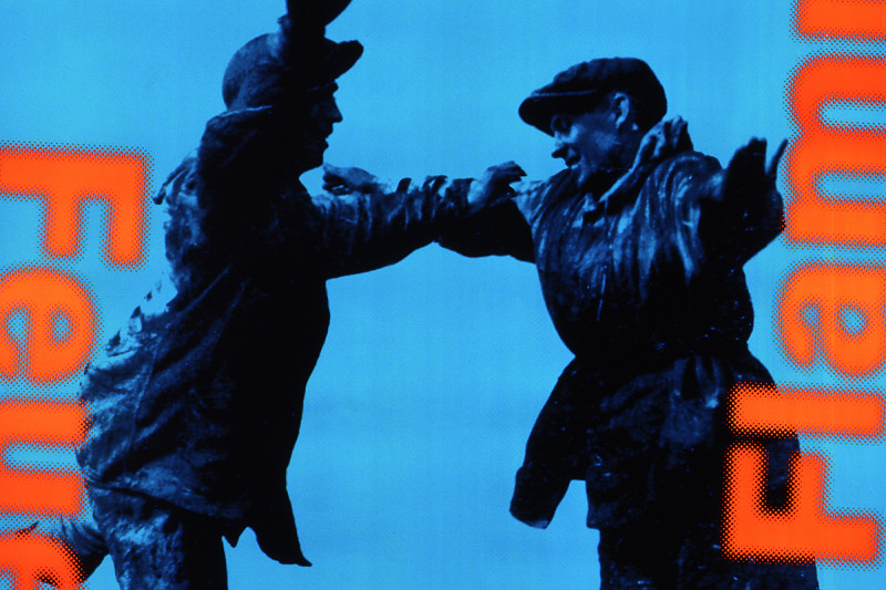 Zwei Arbeiter balanzieren auf Rohren.