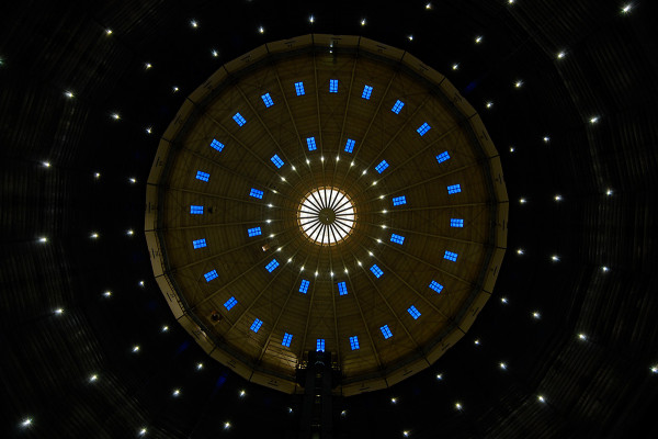 Blick an die Innendecke des Gaslometers