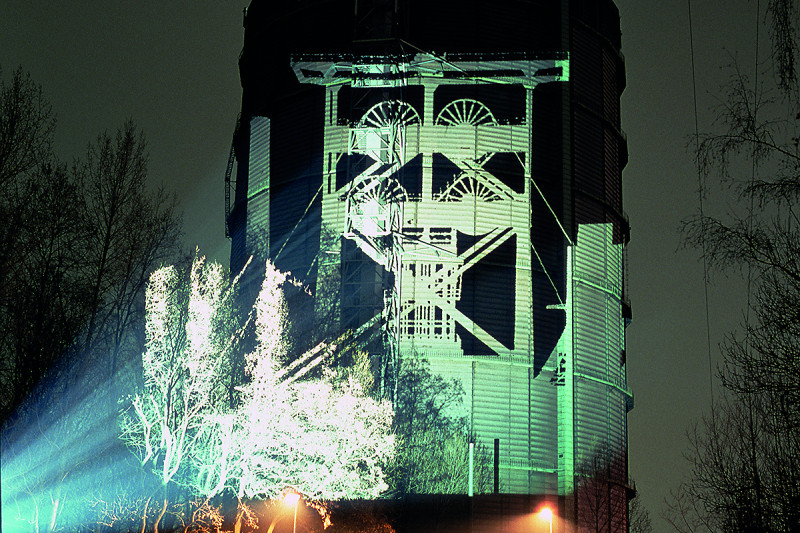Gasometer mit projezierten Industrielandschaften