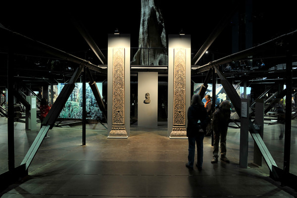 Zwei Säulen und eine Statue auf der oberen Austellungsebene des Gasometers