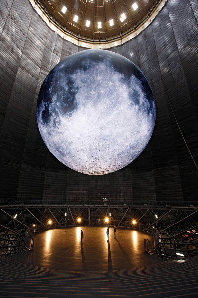 Mond im Luftraum des Gasometers