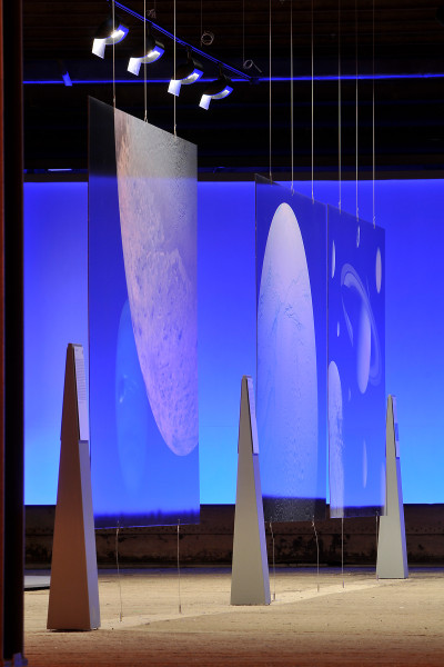 Drei großformatige Fotografien  hängen in der unteren Ausstellungsebene