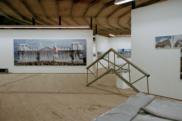 Ausstellungswände und Exponate in der unteren Ebene des Gasometers