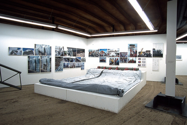 Exponat und Fotografien in der unteren Ebene des Gasometers