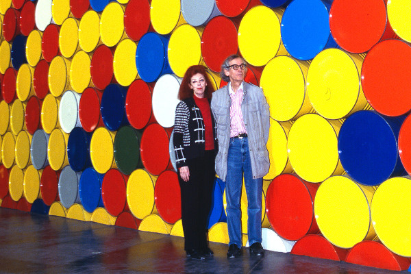 Das Künstlerduo vor der Fässerwand