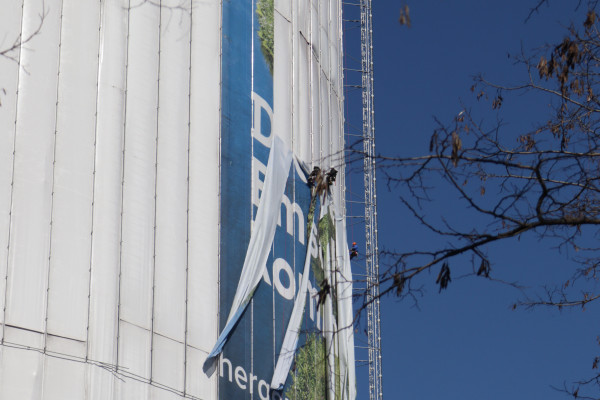 Seitenansicht des Gasometers mit drei Industriekletterern