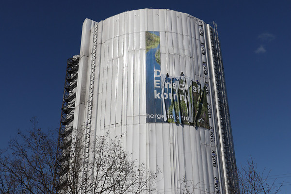 Gesamtansicht des Gasometers mit Industiekletterern, die das Megaposter der Emschergenossenschaft abhängen