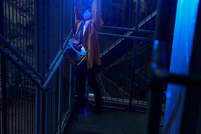 Ein Techniker überprüft den Abstrahlwinkel der Testbeleuchtung am Gasometer