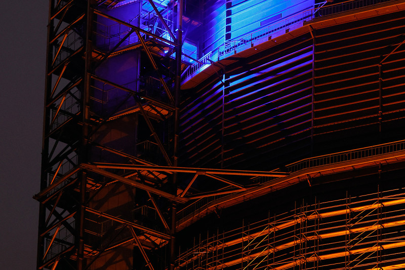 Lichtest am Gasometer mit blauen und warmweißen Strahlern