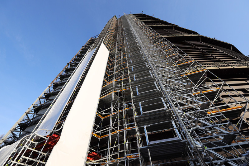 Gerüst am Gasometer mit ersten Lagen Plane.
