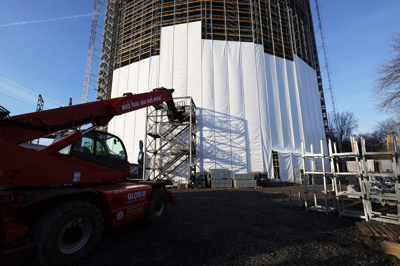 Rückseite des eingerüsteten Gasometers mit Einhausung.