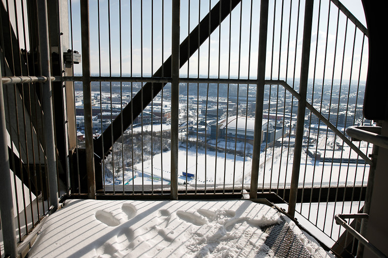 Treppenaufgang mit Schneeverwehung, im Hintergrund das Centro Oberhausen