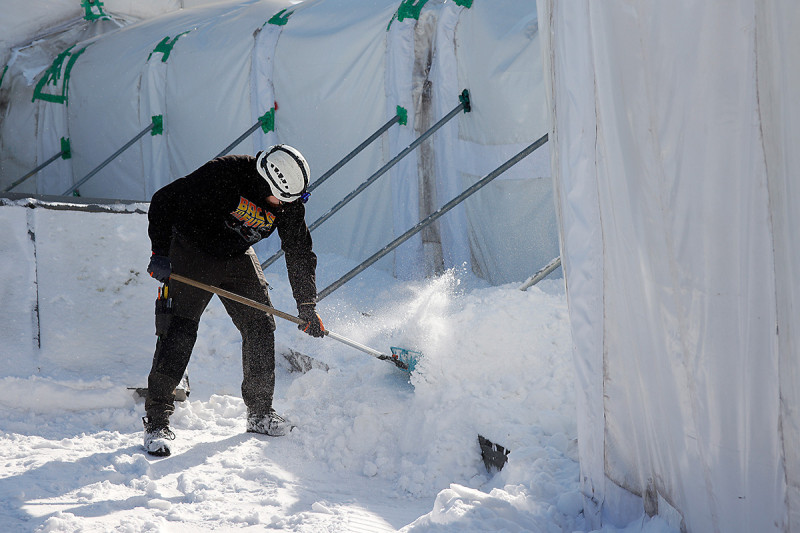 Arbeiter mit Schneeschaufel