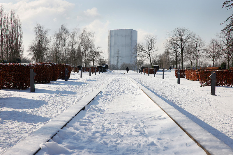 Gasometer in einer Schneelandschaft