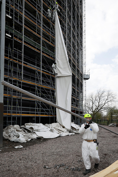 Fünf Arbeiter beim Abbau der Einhausung