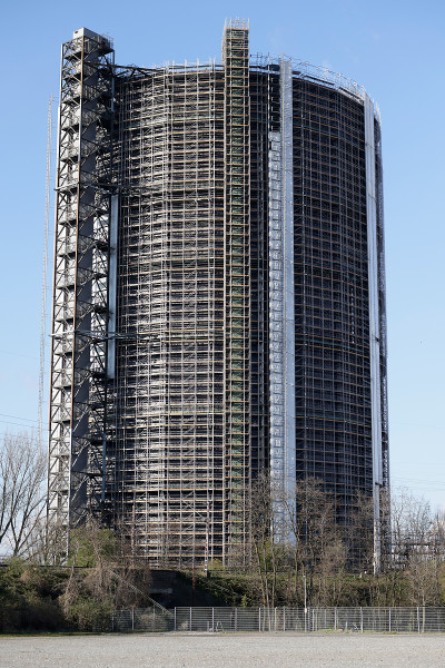 Der Gasometer Oberhausen ohne Einhausung aber noch mit Gerüst