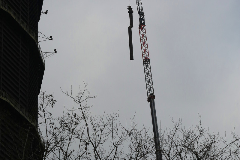 Ein Ausbläser wird mit Hilfe des Krans vom Dach des Gasometers gehoben.
