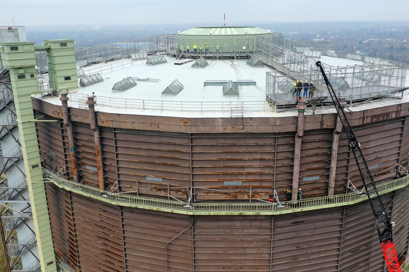 Das Dach des Gasometers mit der Spitze des Kranauslegers. Demontage der Ausbläser.