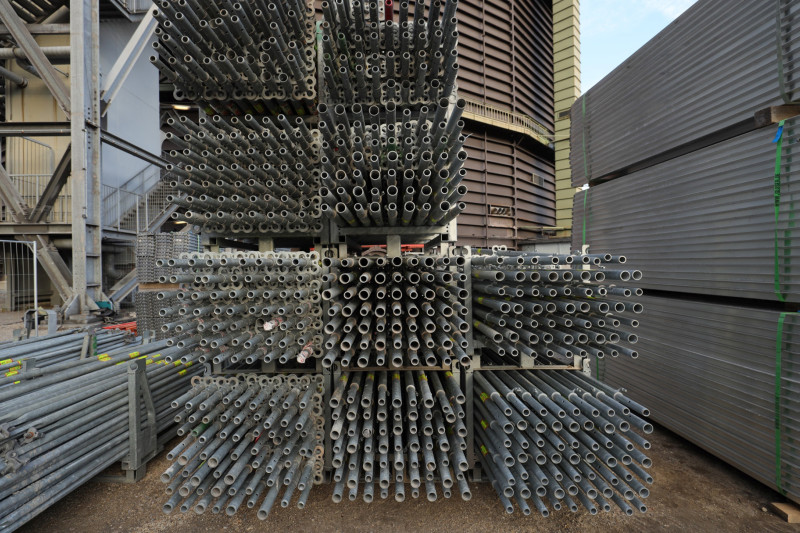 Materialien für den Gerüstbau stehen vor dem Gasometer.