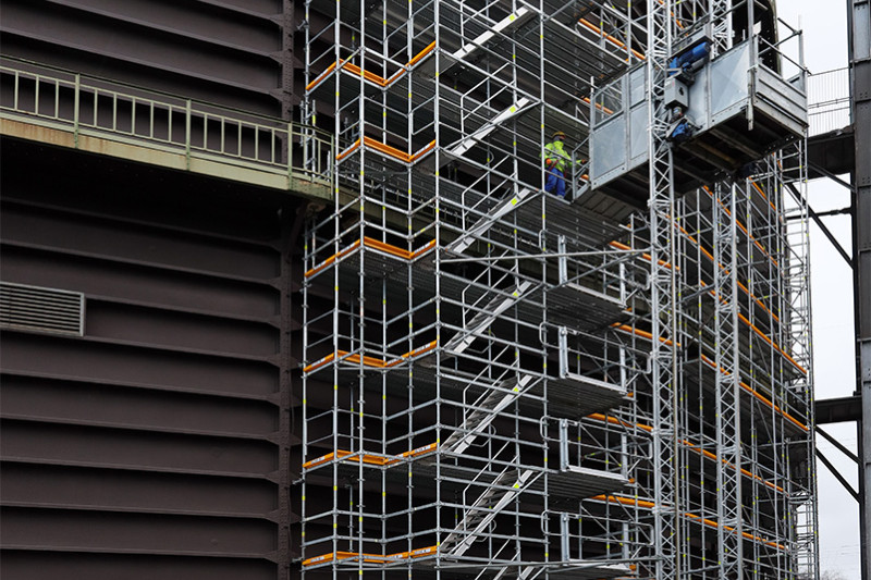 Bauaufzug am Gerüst des Gasometers