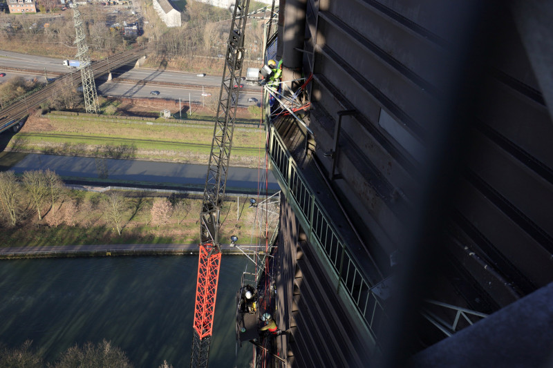Industriekletterer bei der Demontage der Umläufe des Gasometers in großer Höhe.