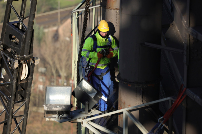 Ein Industriekletterer bei der Demontage der Ausbläser.