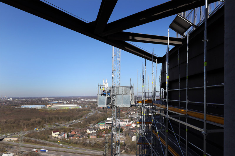 Mit einem mobilen Lastenaufzug werden Bauteile auf das Gasometer Gerüst gebracht.