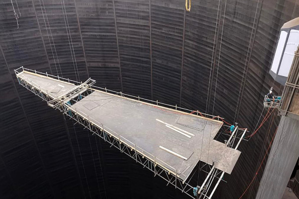 Gerüst schwebt im 100 Meter hohen Luftraum des Gasometers