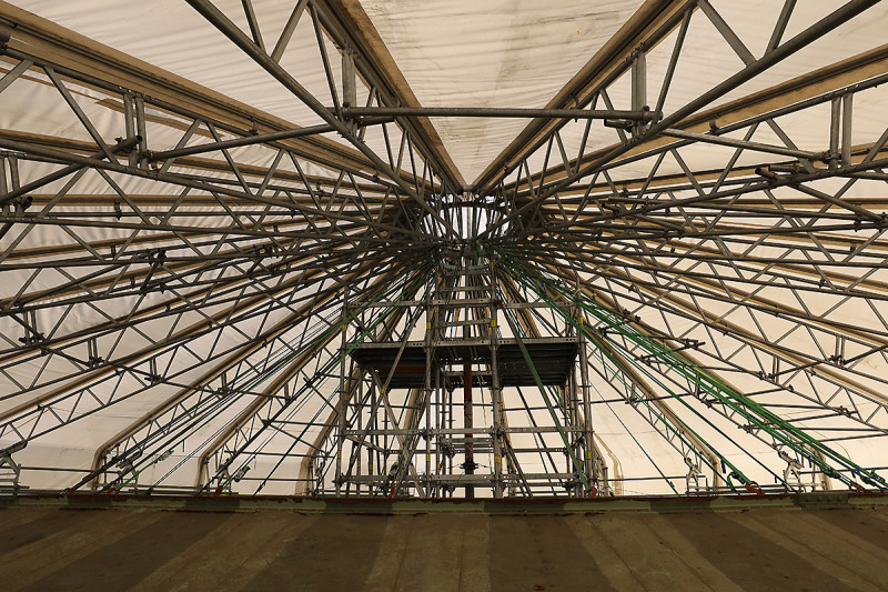Gerüst auf der Rotunde mit Einhausung.