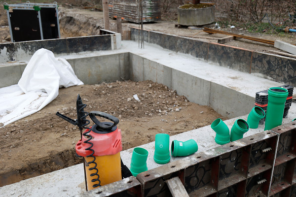 Fundamente und Rohrleitungen