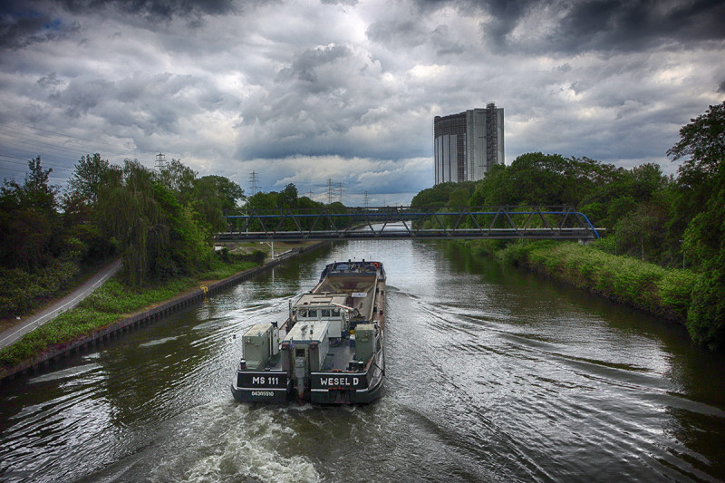 Frachtschiff auf dem Rhein-Herne-Kanal mit Gasometer im Hintergrund