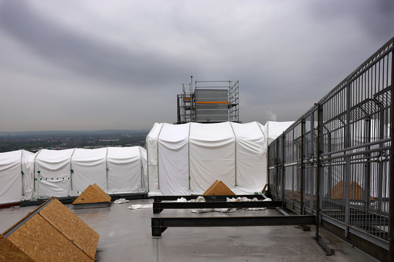 Einhausung auf dem Dach des Gasometers. Im Vordergrund sind in Pressspan eingeschalte Dachfenster zu sehen.