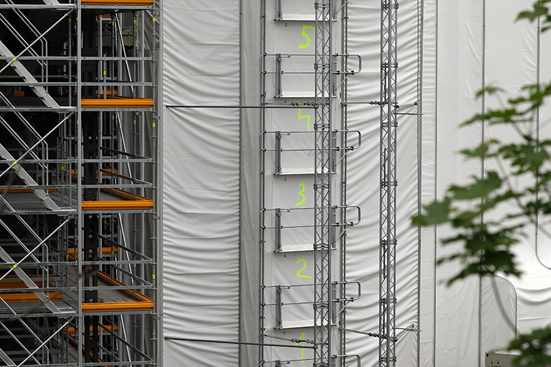 Ein mobiler Lastenaufzug im Einsatz vor dem eingehausten Gasometer.