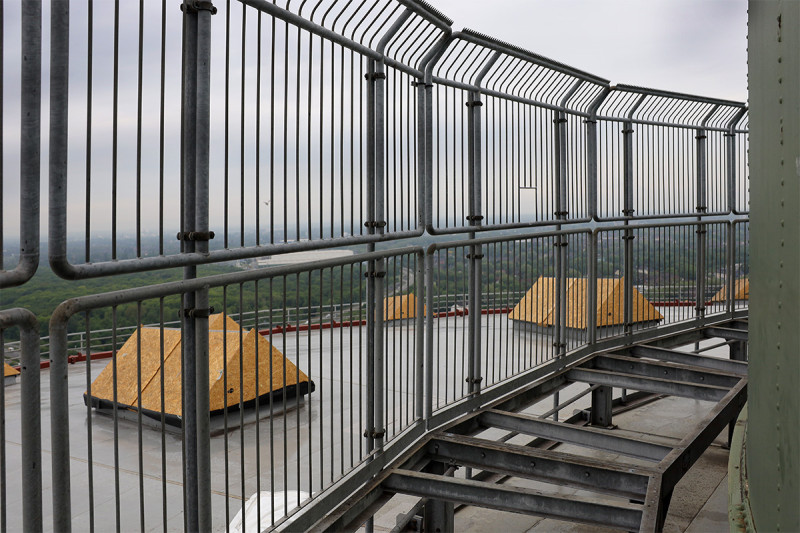 Blick vom Gasometer aus der Perspektive der Rotunde. Im Vordergrund sind die Sicherheitsgitter zu sehen, die Trittplatten fehlen.